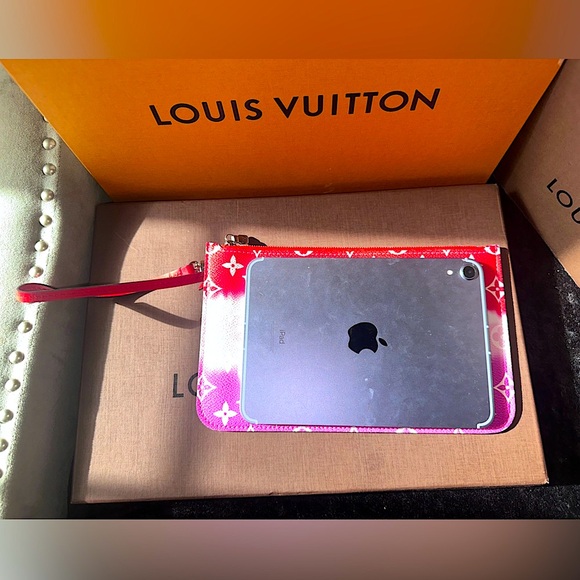 ❤️ Louis Vuitton Limited Edition Summer Escale Rouge Neverfull Wristlet Pochette - Picture 11 of 16